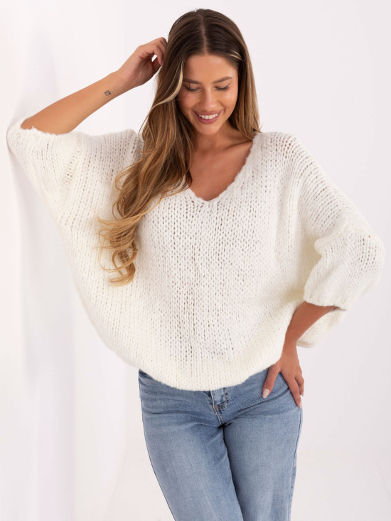 Elegancki ecru sweter z 3/4 rękawami