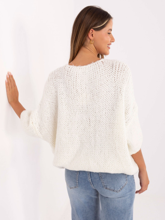 Elegancki ecru sweter z 3/4 rękawami