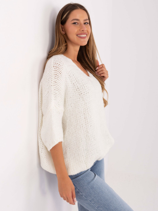 Elegancki ecru sweter z 3/4 rękawami