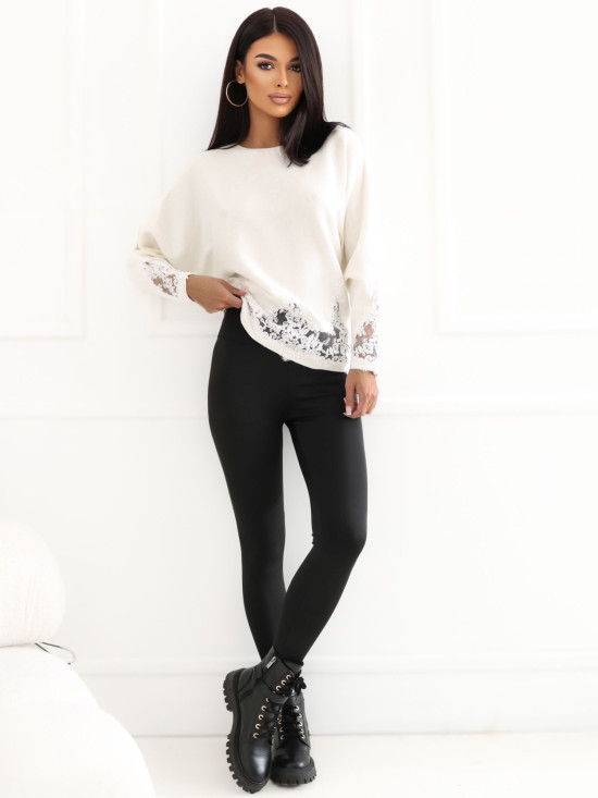 Elegancki sweter z koronką i okrągłym dekoltem