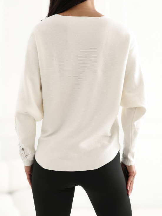Elegancki sweter z koronką i okrągłym dekoltem