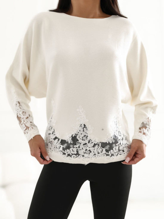 Elegancki sweter z koronką i okrągłym dekoltem