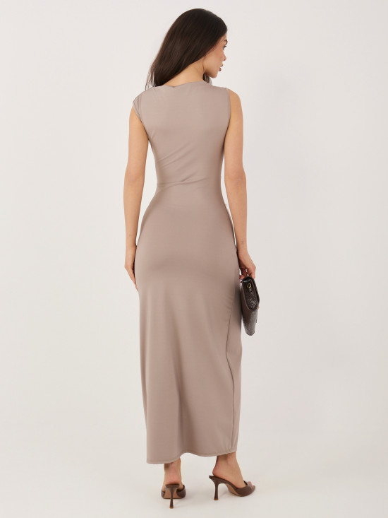 Elegancka beżowa sukienka midi z dekoltem wodą