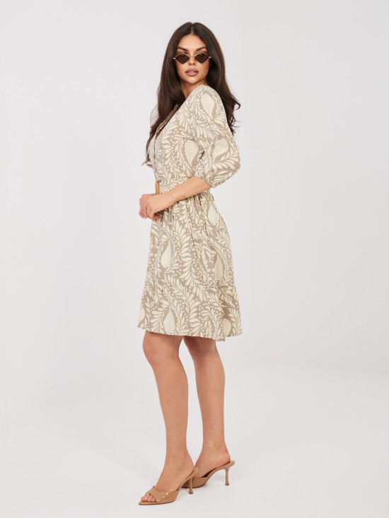 Beżowa sukienka z paskiem i falbaną