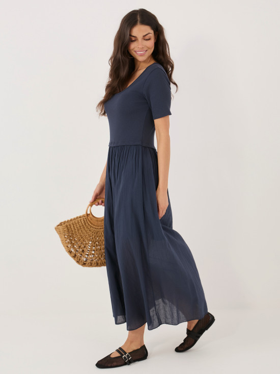 Rozkloszowana midi sukienka z podszewką, granatowa