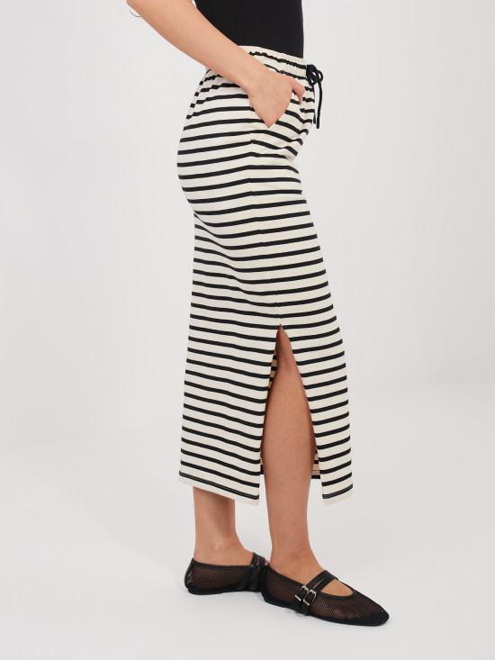 Jasnobeżowa spódnica midi w paski z kieszeniami