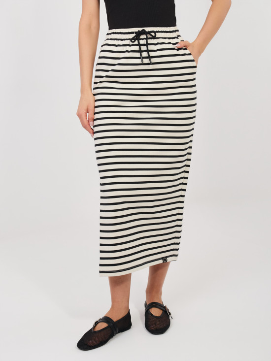 Jasnobeżowa spódnica midi w paski z kieszeniami