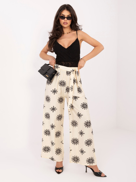 Beżowe spodnie palazzo z paskiem