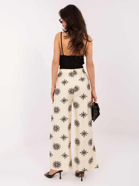 Beżowe spodnie palazzo z paskiem