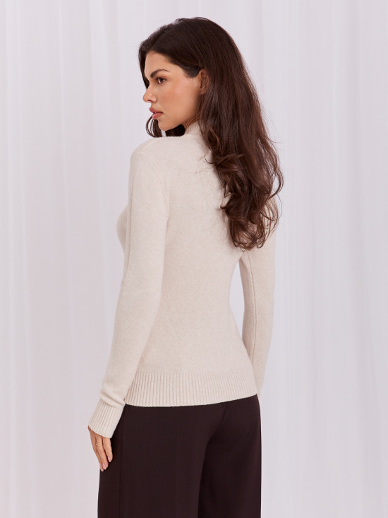 Elegancki jasnobeżowy sweter ze stójką i cyrkoniami