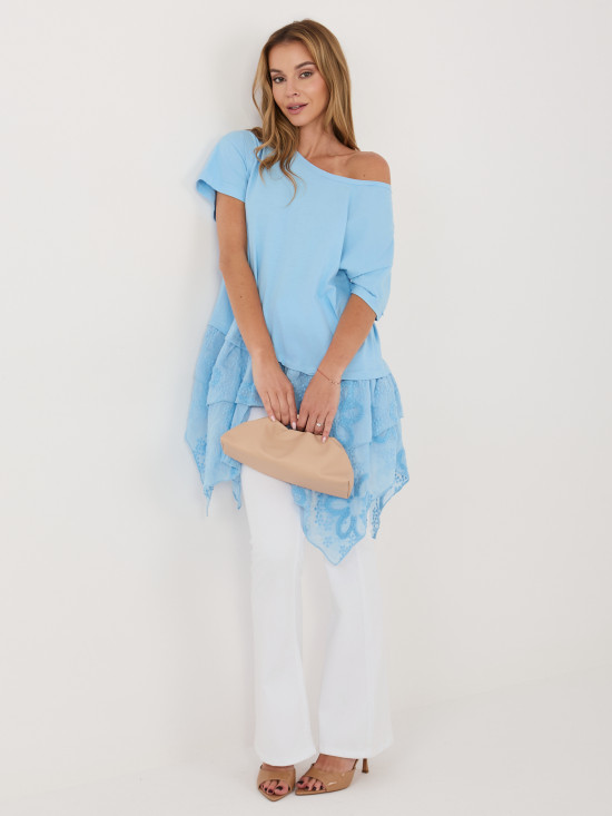 Jasnoniebieska bawełniana bluzka z falbaną i haftem