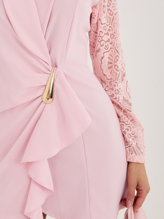 Jasnoróżowa elegancka sukienka mini z koronką i falbaną