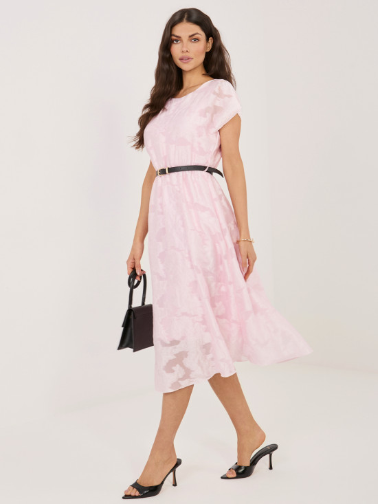 Jasnoróżowa rozkloszowana sukienka midi z paskiem