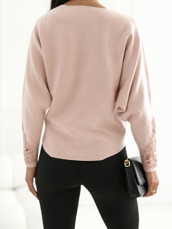 Elegancki jasnoróżowy sweter z koronką