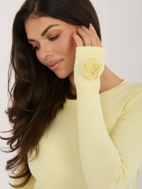 Żółta prążkowana bluzka z długim rękawem