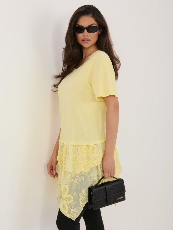 Żółta bawełniana bluzka z falbaną i haftem