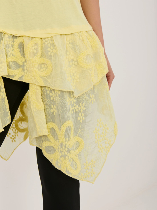Żółta bawełniana bluzka z falbaną i haftem