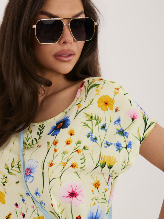 Żółta bluzka w kwiaty