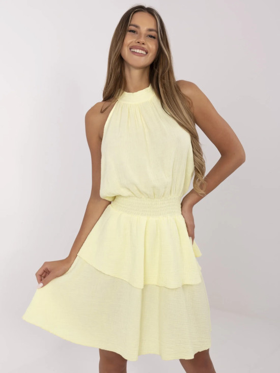 Rozkloszowana letnia sukienka w jasnym żółtym kolorze