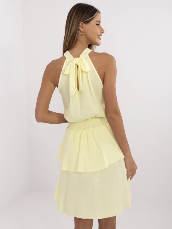Rozkloszowana letnia sukienka w jasnym żółtym kolorze