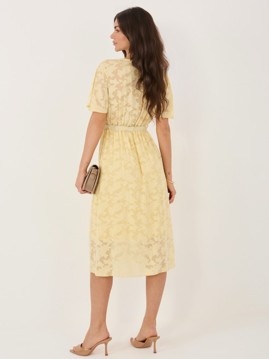 Jasnożółta rozkloszowana sukienka midi z paskiem