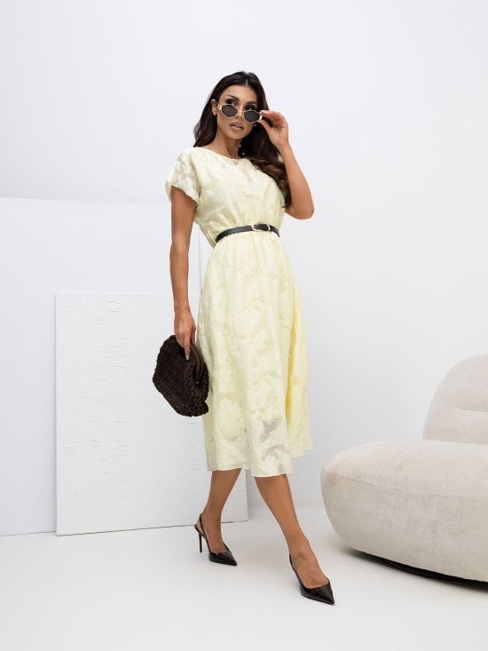 Jasnożółta rozkloszowana sukienka midi z paskiem