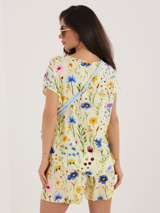 Żółte szorty w kwiaty