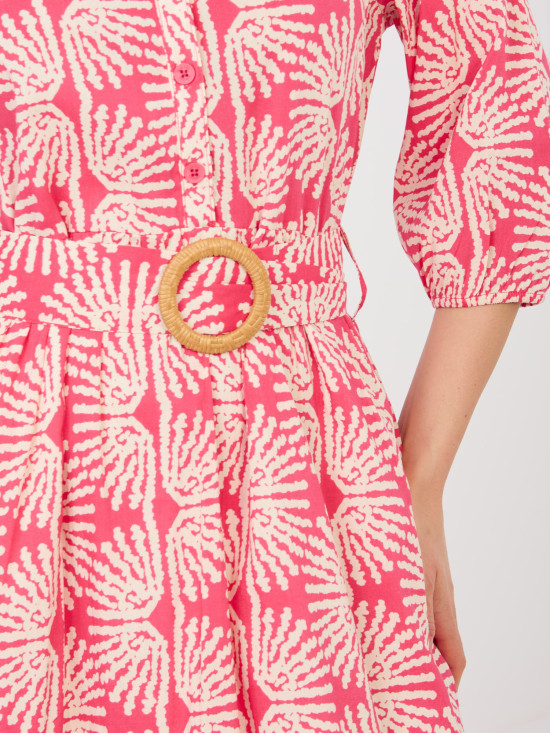 Koralowa sukienka z paskiem i falbaną