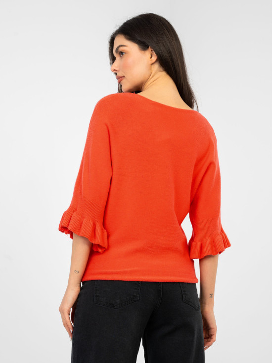 Elegancki koralowy sweter z falbaną i rękawem 3/4