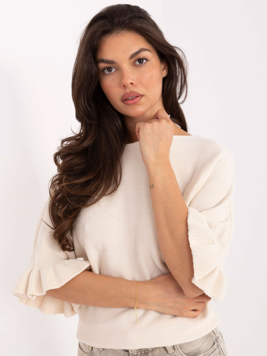 Elegancki beżowy sweter z falbaną i rękawem 3/4