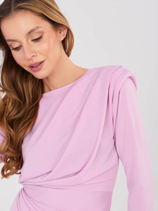 Elegancka fioletowa sukienka midi z długim rękawem i marszczeniem