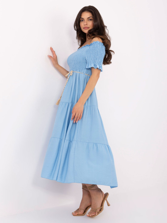 Rozkloszowana niebieska sukienka z paskiem