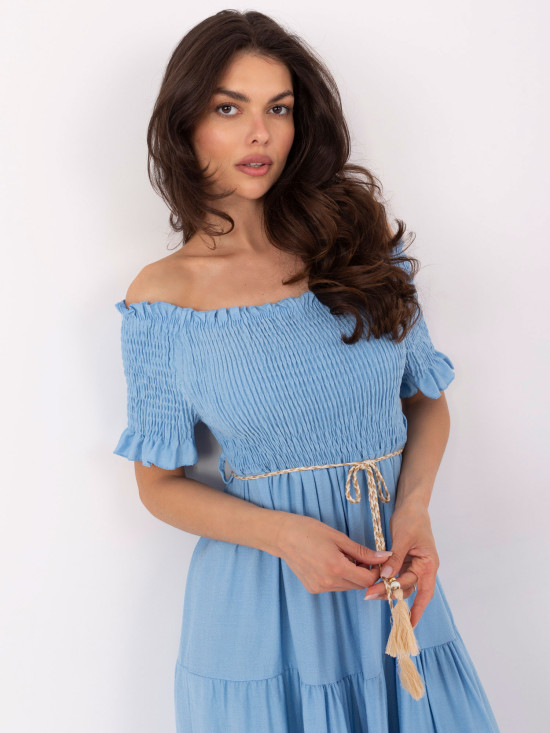 Rozkloszowana niebieska sukienka z paskiem