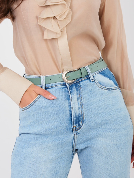 Damskie mom jeans z wysokim stanem i paskiem, niebieskie