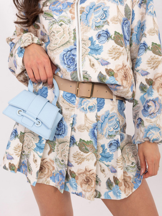 Niebieskie szorty w kwiaty z szerokimi nogawkami i paskiem