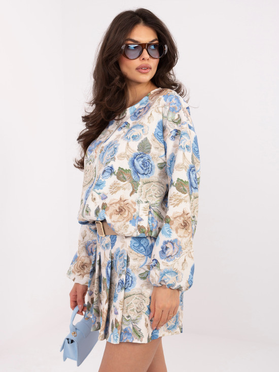 Niebieskie szorty w kwiaty z szerokimi nogawkami i paskiem