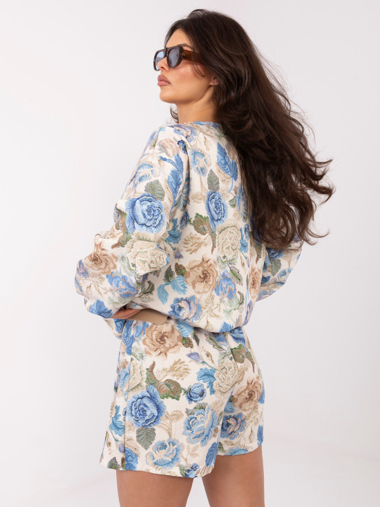 Niebieskie szorty w kwiaty z szerokimi nogawkami i paskiem