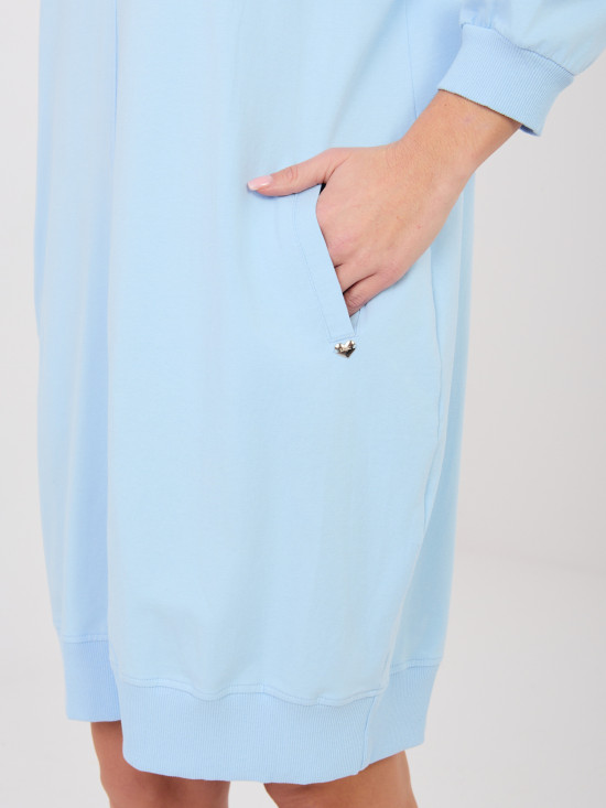 Jasnoniebieska bawełniana sukienka z rękawem 3/4 i dekoltem w serek