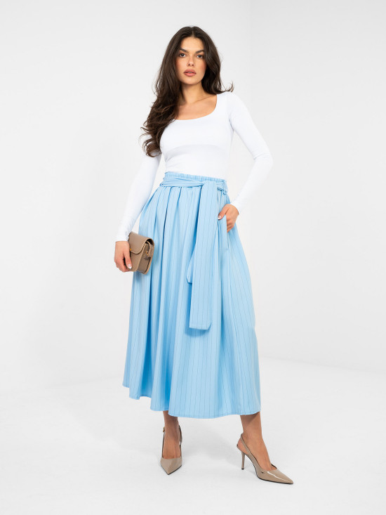 Elegancka jasnoniebieska spódnica midi w paski z paskiem