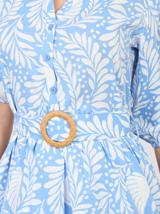 Niebieska sukienka z nadrukiem i paskiem