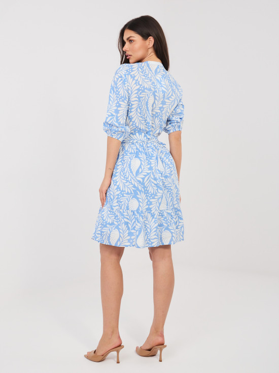 Niebieska sukienka z nadrukiem i paskiem