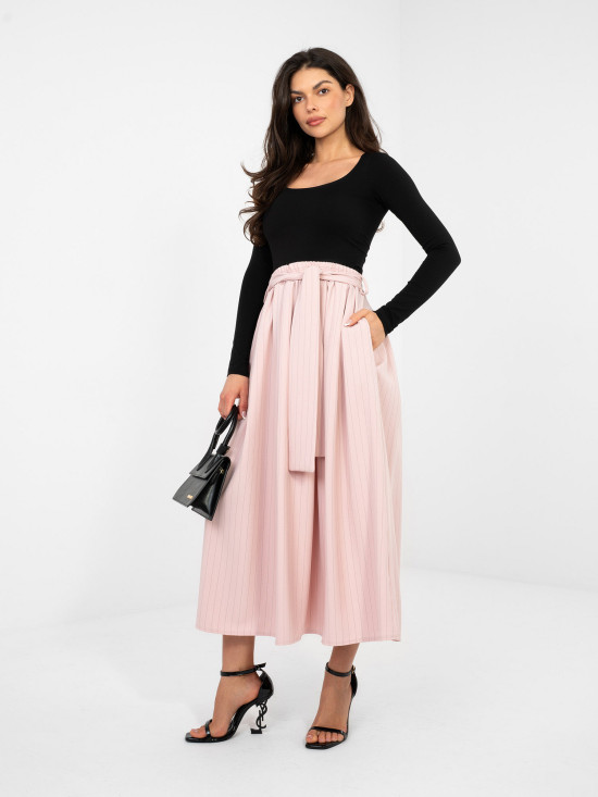 Jasnoróżowa elegancka spódnica midi w paski z paskiem