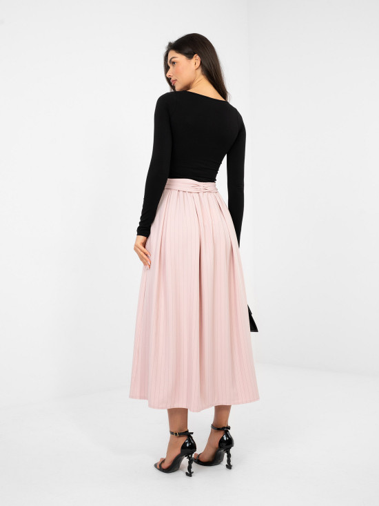 Jasnoróżowa elegancka spódnica midi w paski z paskiem