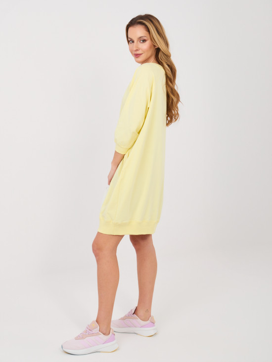 Żółta wygodna sukienka dresowa z rękawem 3/4 i dekoltem V