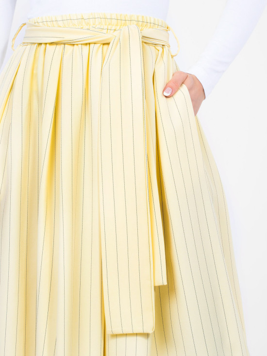 Jasnożółta elegancka spódnica midi w paski z paskiem