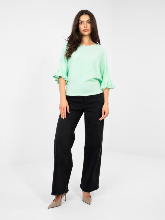 Elegancki miętowy sweter z falbaną i rękawem 3/4