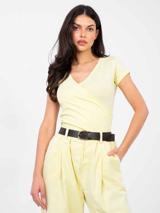 Jasnożółty bawełniany t-shirt z kopertowym dekoltem