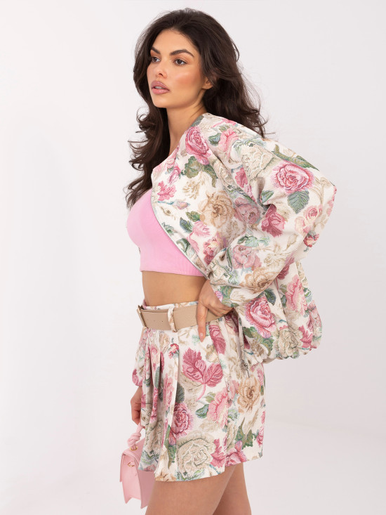 Różowe szorty w kwiaty z szerokimi nogawkami i paskiem