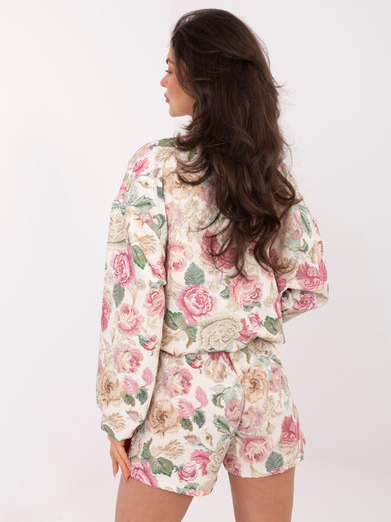 Różowe szorty w kwiaty z szerokimi nogawkami i paskiem