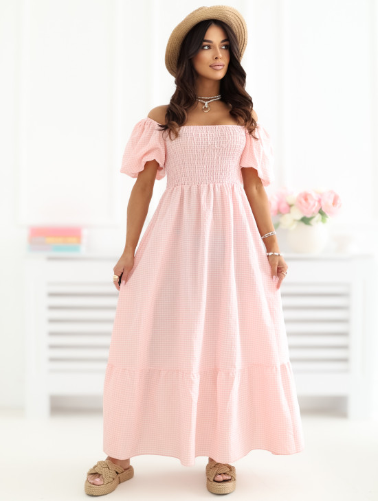 Brzoskwiniowa sukienka midi w kratkę z falbaną